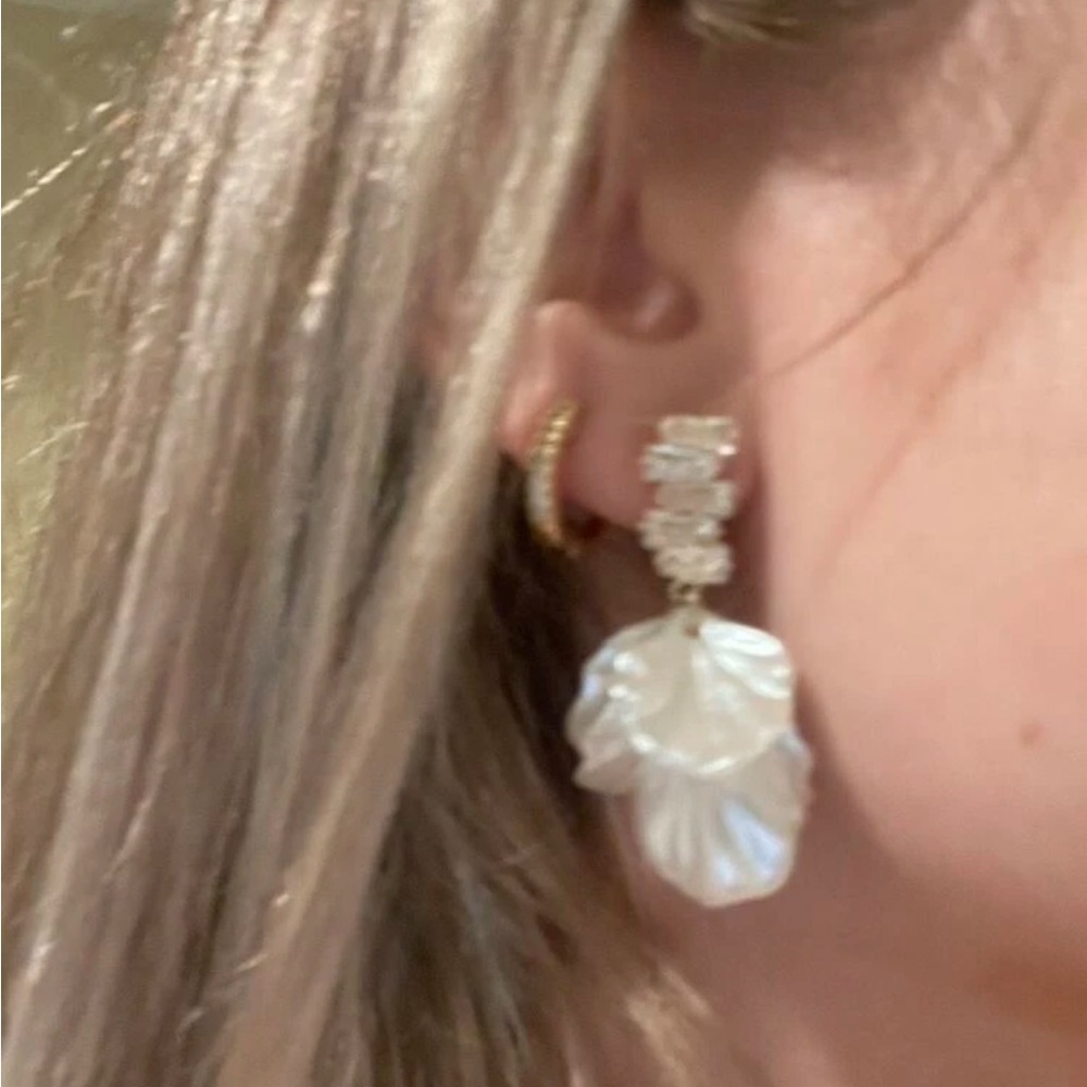 BRAND NEW🤍 French Vintage Style Pearl Rhinestone Earrings with Flower Pendant - Picture 4 of 6